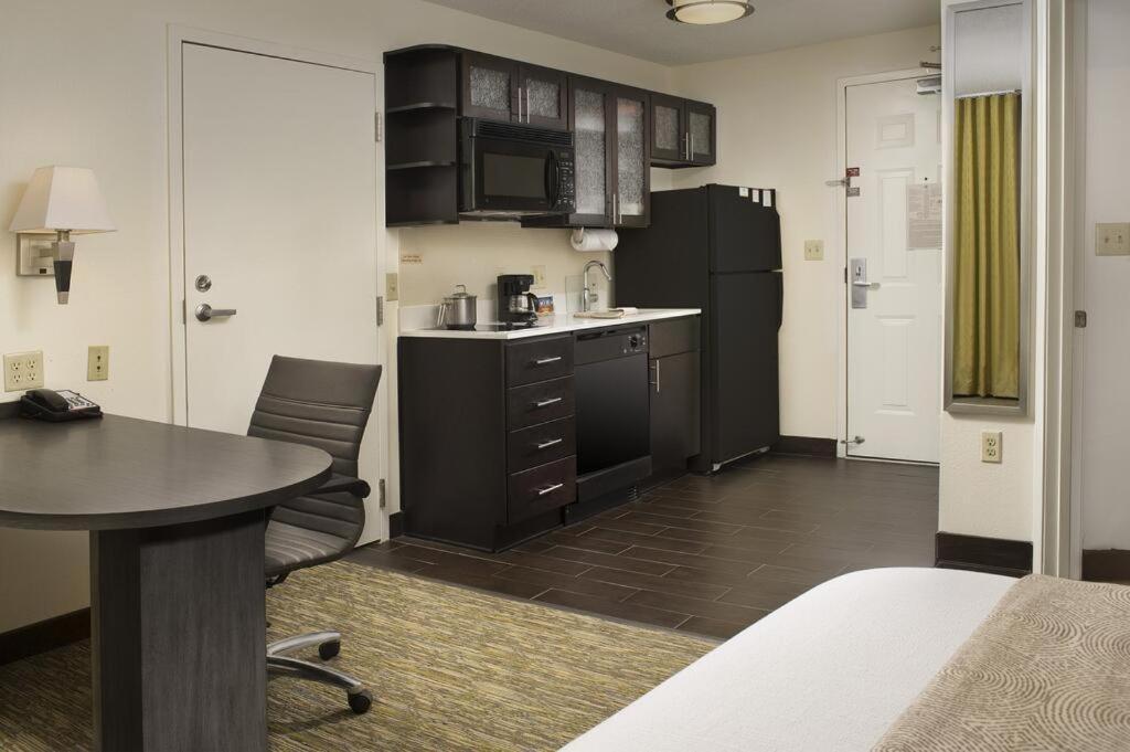 Candlewood Suites Belle Vernon By Ihg Экстерьер фото